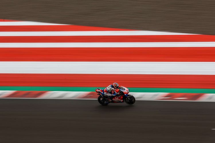 Pebalap Pramac Racing, Johann Zarco memacu sepeda motornya saat sesi latihan bebas 3 MotoGP seri Pertamina Grand Prix of Indonesia 2022 di Pertamina Mandalika International Street Circuit, Lombok Tengah, NTB, Sabtu (19/3/2022). Marquez keluar sebagai pebalap tercepat pada FP3 dengan catatan waktu 1 menit 34,067 detik.