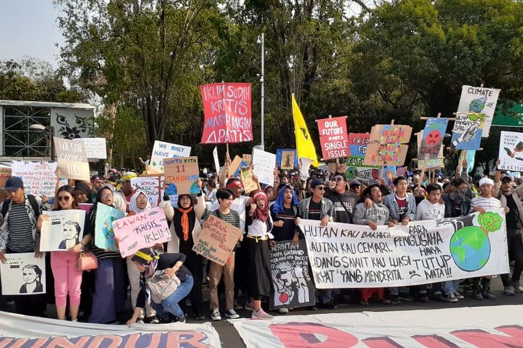 Sejumlah aktivis dan lembaga swadaya masyarakat peduli lingkungan hidup dalam aksi massa di taman aspirasi depan Istana Merdeka, Jakarta, Jumat (20/9/2019). 