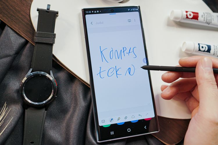 Pengalaman menggunakan stylus di Galaxy S22 Ultra sangat mirip dengan Galaxy Note. Samsung mengklaim latency S Pen di ponsel ini hanya 2,8 ms. 
