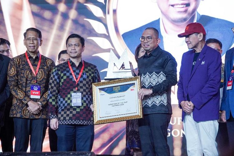 Group CEO PT Paragon Technology and Innovation (ParagonCorp) Harman Subakat meraih penghargaan Best of The Best Marketeer of The Year 2025 pada ajang Marketeer of the Year (MOTY) 2025 yang digelar di The Ritz-Carlton Jakarta, Kamis (11/12/2025). 