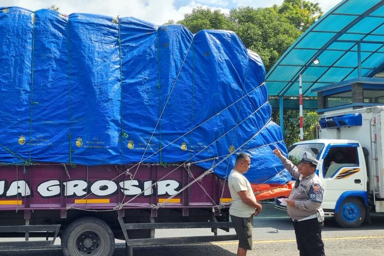 Truk ODOL mendapatkan sanksi teguran dari Satlantas Polresta Banyuwangi.