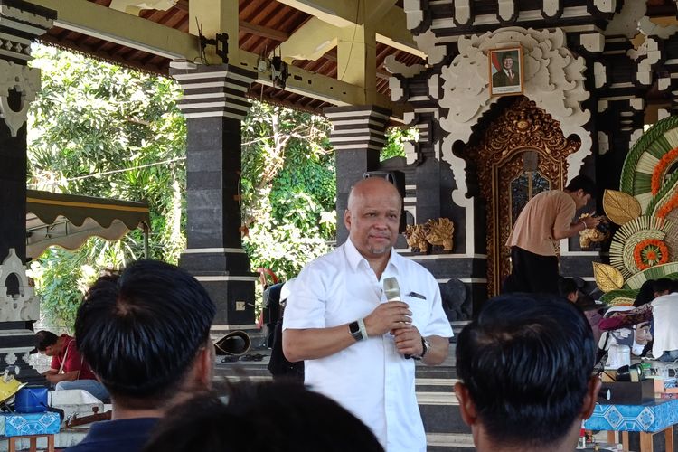 Founding Partner CAST Foundation dan Meaningful Design Group, Ilham Habibie saat memberi sambutan di pameran Desa Utak Atik di Banjar Tengah, Desa Serangan, Bali, Sabtu (6/12/2025). Desa Utak Atik digagas oleh CAST Foundation, Fab Lab Bali, dan Meaningful Design Group.