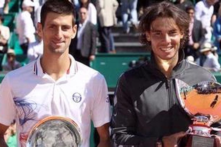 Foto pada 22 April 2012 usai Rafael Nadal (kanan) mengalahkan Novak Djokovic di final Monte Carlo Masters. Pada 2013 giliran Djokovic mengalahkan Nadal di final.