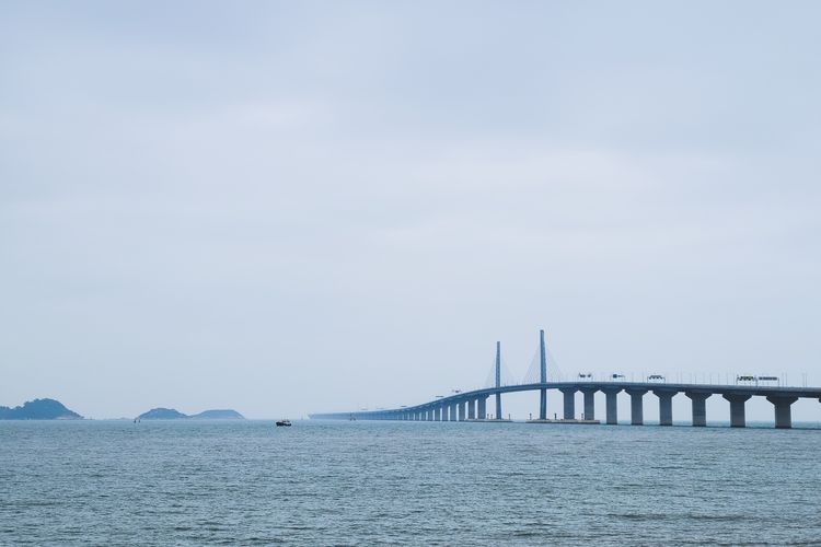Ilustrasi Jembatan Hong Kong-Zhuhai-Makau atau Hong Kong-Zhuhai-Macao bridge. 