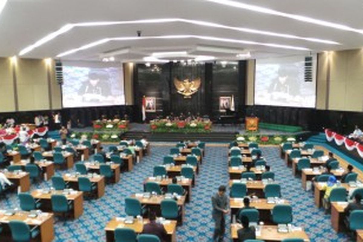 Sidang paripurna istimewa HUT DKI Jakarta ke-486 tahun. Sidang paripurna itu dihadiri oleh Gubernur DKI Jakarta Joko Widodo, Wakil Gubernur DKI Jakarta Basuki Tjahaja Purnama, dan Staf Ahli Mendagri bidang politik, hukum, dan hubungan antarlembaga, Reydonnyzar Moenek.