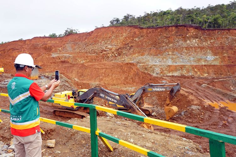 Direksi PT Gag Nikel, Aji Priyo Anggoro mengambil gambar di lokasi terbuka penambangan yang sementara berhenti beroperasi di Pulau Gag Distrik Waigeo Barat Kepulauan Kabupaten Raja Ampat, Papua Barat Daya, Minggu (8/6/2025). PT Gag Nikel memastikan bahwa operasional pertambangan dijalankan sesuai prinsip pertambangan berkelanjutan dan kaidah lingkungan hidup yang berlaku dengan melakukan upaya reklamasi pasca penambangan serta pengolahan limbah yang telah melalui uji baku mutu sehingga tidak menimbulkan dampak ekologis.