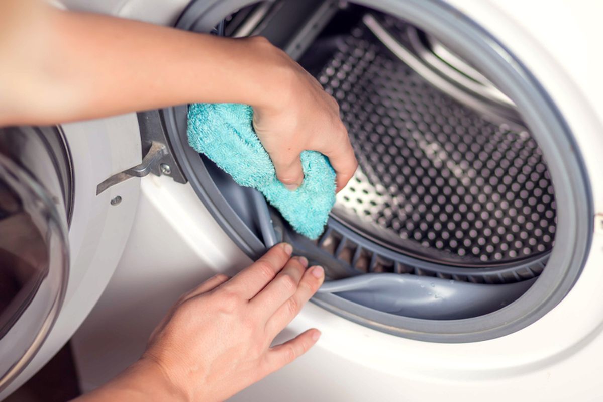 Ilustrasi membersihkan mesin cuci. 