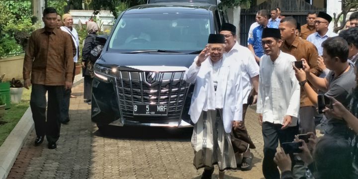 Calon wakil presiden Maruf Amin bertemu dengan istri Presiden ke-4 RI Abdurrahman Wahid atau Gus Dur, Sinta Nuriyah Wahid, Rabu (26/9/2018) siang.  Maruf tiba sekitar pukul 10.30 WIB di kediaman keluarga Gus Dur, kawasan Ciganjur, Jakarta Selatan.
