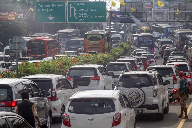 Antrean panjang kendaraan menuju kawasan wisata Bangkok Kadok, Kabupaten Pokor, Jawa Barat, Sabtu (30/7/2022).