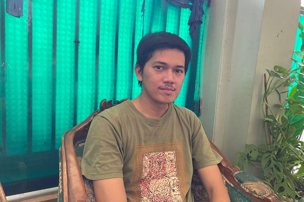 Iyan (39), salah satu warga Bulak Barat yang sudah mengungsi akibat banjir 4 bulan tak kunjung surut di jembatan penghubung Bulak Barat dan Pasir Putih, Cipayung, Depok, Rabu (8/5/2024).