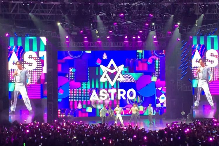 Boy group Kpop ASTRO manggung di Istora Senayan dalam acara Birukan Langit Indonesia Festival 2022, Jumat (26/8/2022) malam.