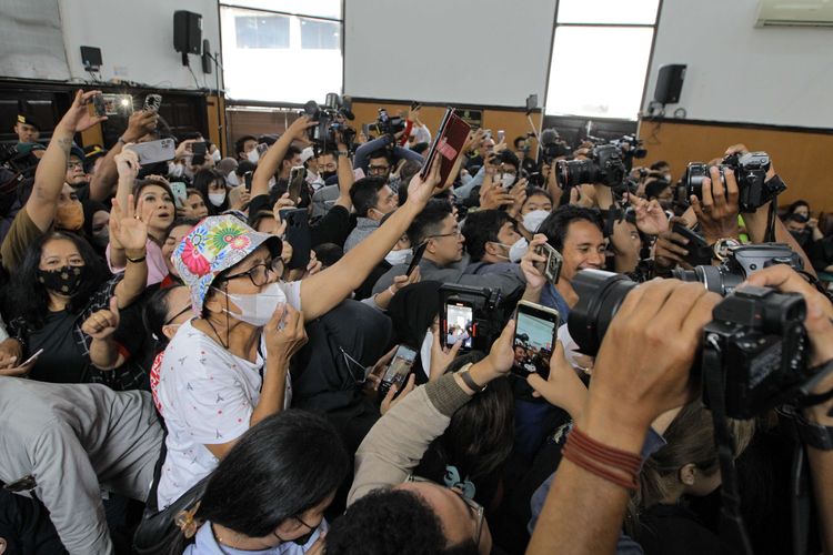 Pengunjung berdesakan untuk menyaksikan sidang vonis terdakwa kasus dugaan pembunuhan berencana terhadap Nofriansyah Yosua Hutabarat atau Brigadir J, Richard Eliezer di Pengadilan Negeri Jakarta Selatan, Rabu (15/2/2023).