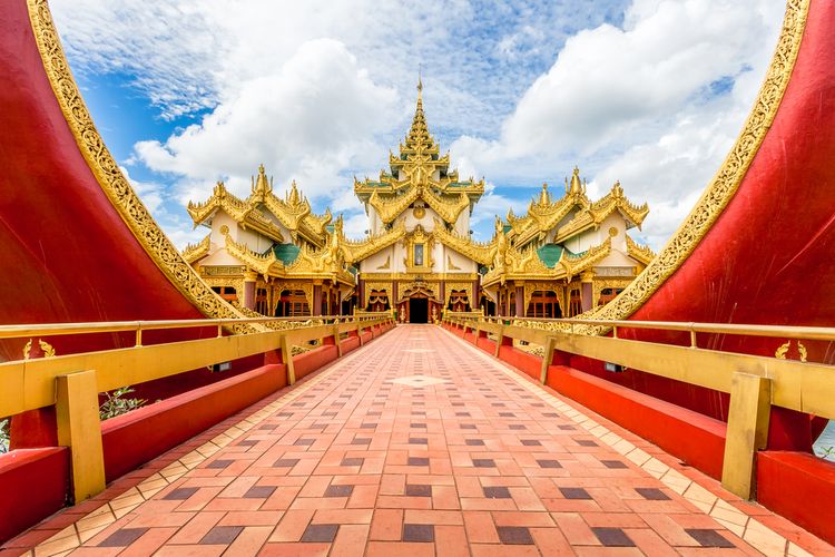 Karaweik Palace di Yangon, Myanmar.