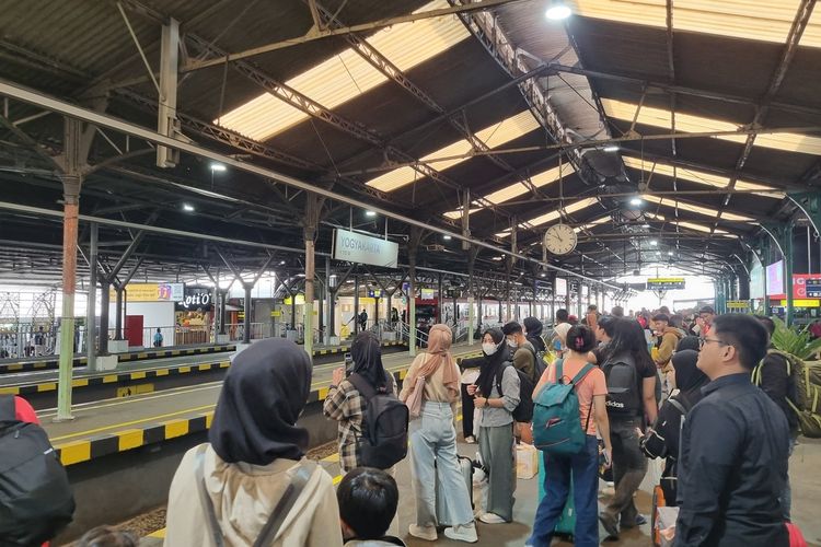 Suasan Stasiun Yogyakarta dipadati penumpang, Kamis (11/4/2024)