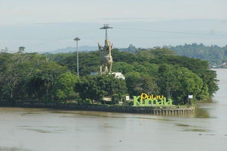 Pulau Kumala yang terletak di Kalimantan Timur.