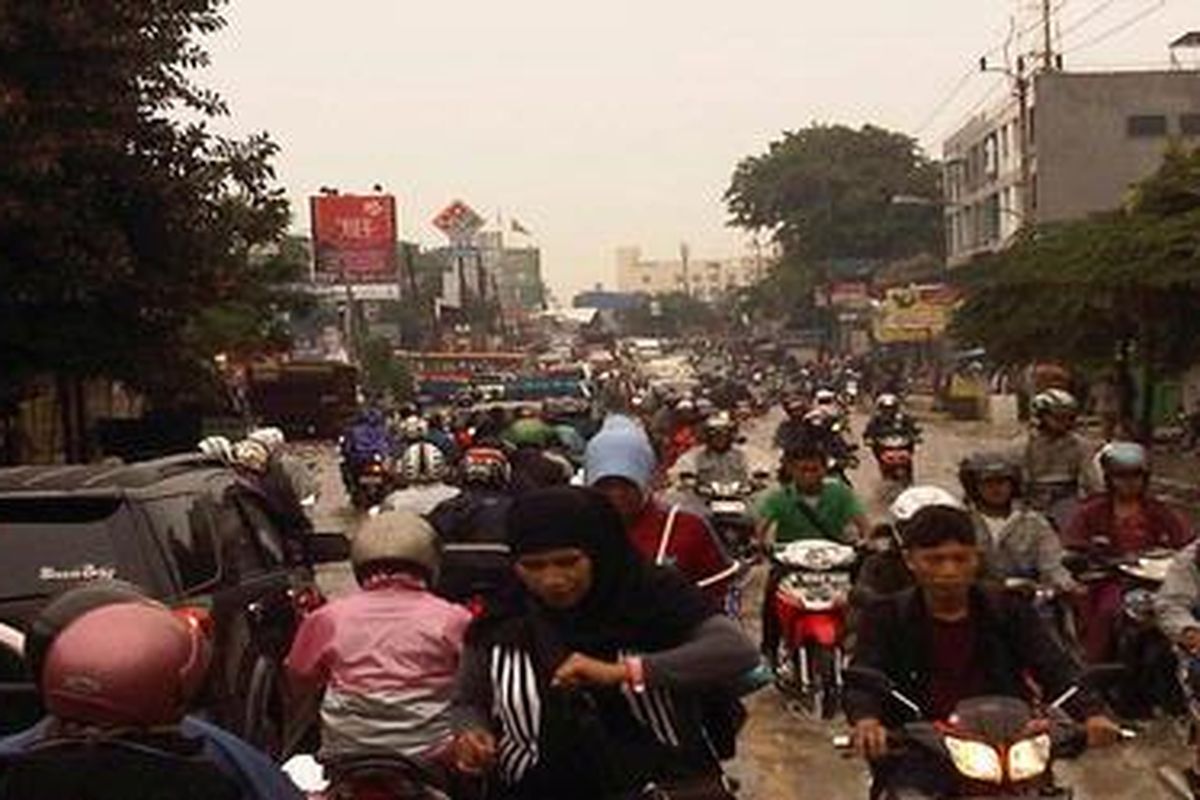 Sejak dini hari tadi, Selasa (15/1/2013), banjir akibat luapan Sungai Pesanggrahan menggenangi Jalan Raya Ciledug. Lalu lintas pun macet.