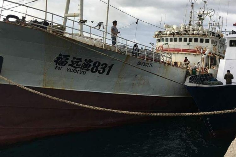 Kapal Asal China saat diamankan di Pelabuhan Tenau Kupang