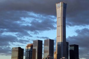 Pesawat Kecil Tabrak Gedung Tertinggi Beijing, Puing-puing Berjatuhan