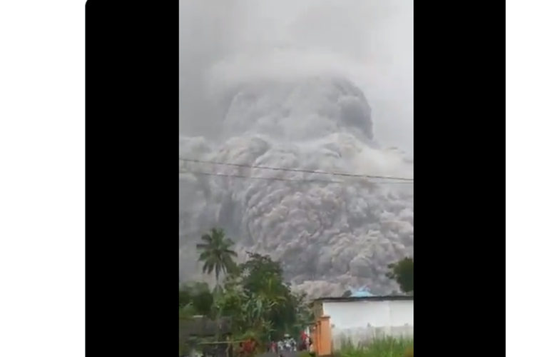 Gunung Semeru yang terletak di Kabupaten Malang dan Kabupaten Lumajang, Jawa Timur, mengalami erupsi pada hari ini, Sabtu (4/12/2021) siang.