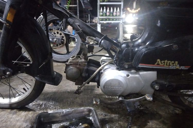 Beberapa tanda kondisi busi kurang bagus ialah motor sulit dihidupkan, ada gejala motor berhenti sesaat, dan surging atau pasokan udara di dalam ruang bakar terlalu besar.