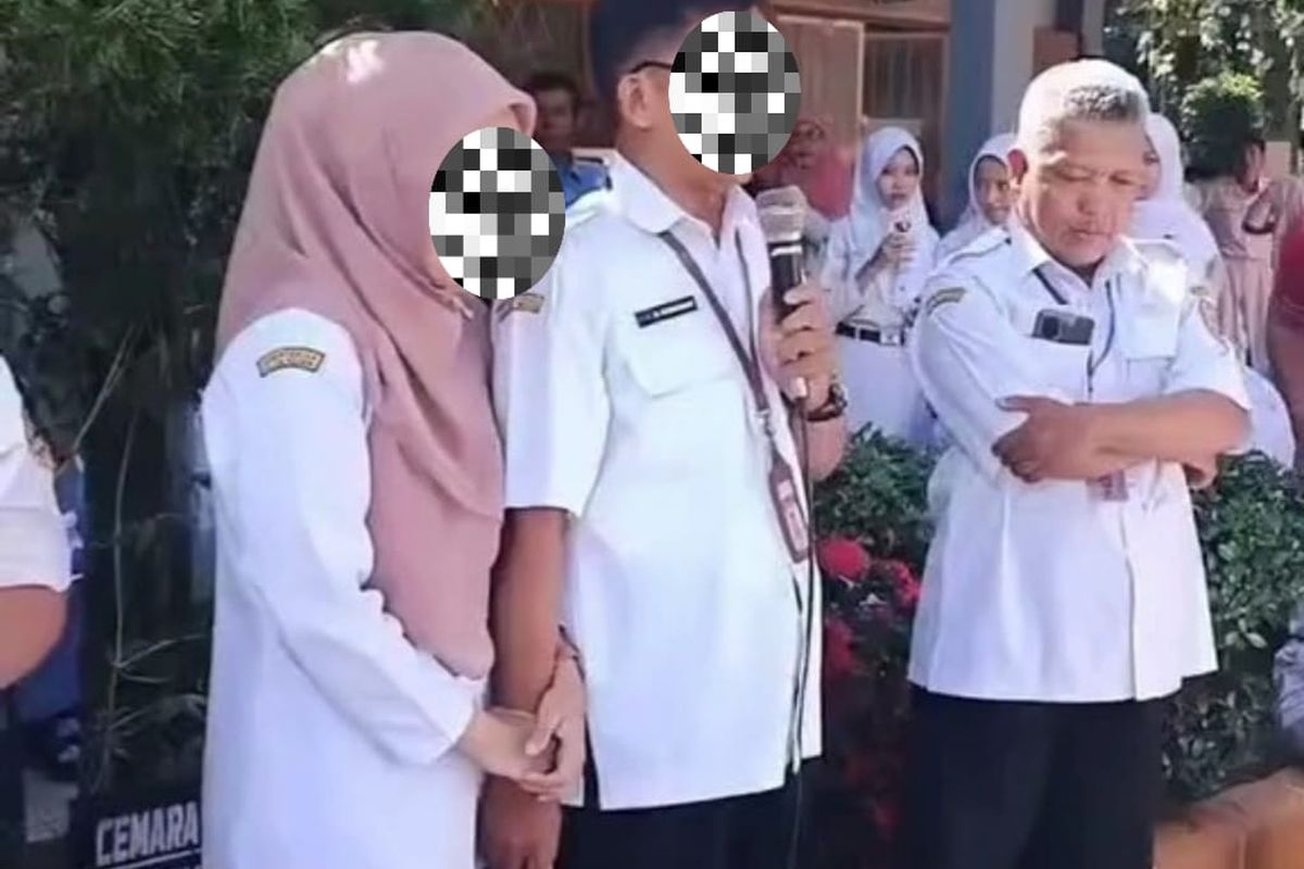 Sepasang guru SMAN 1 Bukateja, Kabupaten Purbalingga, Jawa Tengah bergandeng tangan saat menghadapi unjuk rasa siswa buntut kemelut Seleksi Nasional Berdasarkan Prestasi (SNBP), Rabu (5/2/2025).