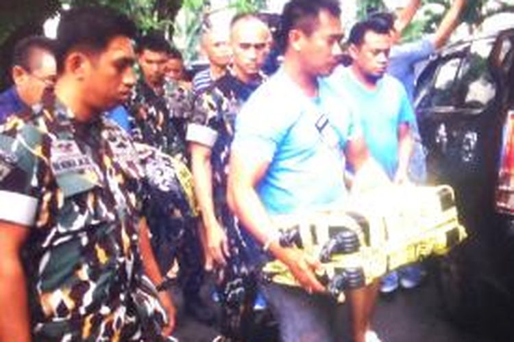 Polisi membawa barang bukti uang yang dibawa lari pegawai BNI Manado. Pegawai itu membawa lari Rp7,7 miliar.