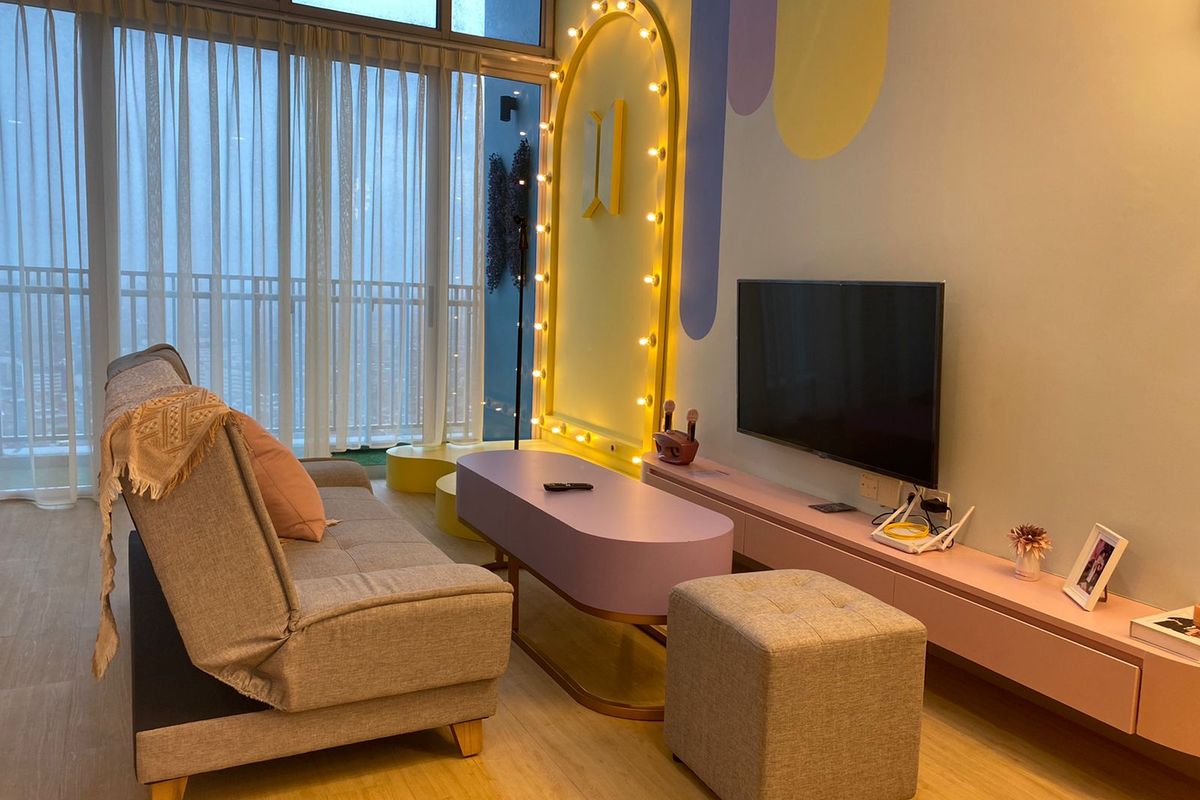 Sarang Army, sebuah kamar apartemen bertemakan boygroup asal Korea Selatan, BTS, yang disewakan di daerah Jakarta Barat. 