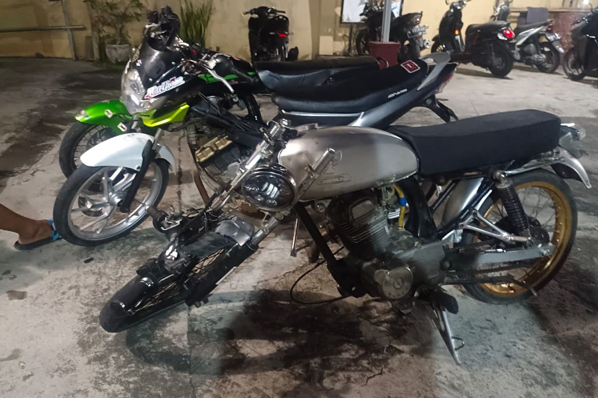 Kondisi kendaraan yang digunakan balap liar di JLS Lumajang usai tabrak mobil, Jumat (25/4/2025)