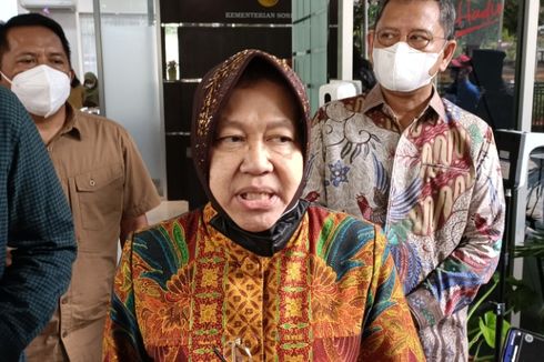 Menteri Sosial Tri Rismaharini Serahkan Sumbangan Donatur Online kepada Anak Penyandang Penyakit di Bekasi