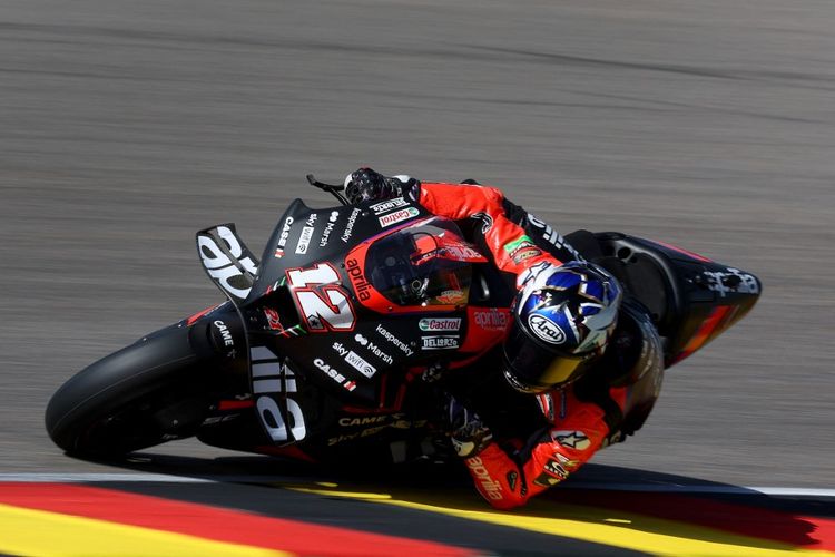 Maverick Vinales saat berlaga pada MotoGP Jerman 2022. (Photo by Ronny Hartmann / AFP)