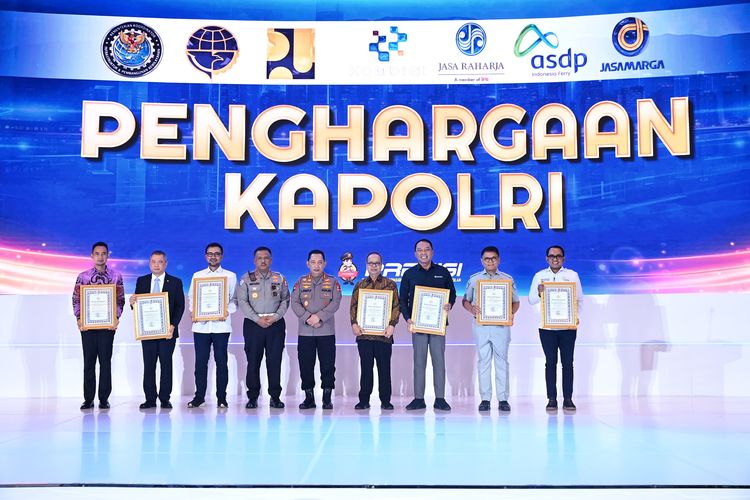 Foto bersama para penerima penghargaan dari Kapolri dalam acara Rakernis Fungsi Lalu Lintas yang diselenggarakan di Gedung The Tribrata Dharmawangsa, Jakarta, Kamis (12/6/2025).