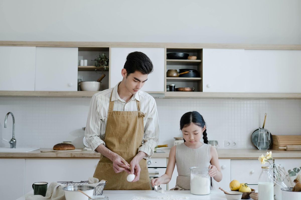 Simak 50 ucapan selamat hari ayah untuk suami tercinta yang menyentuh hati. Cocok dijadikan status WhatsApp atau caption media sosial.