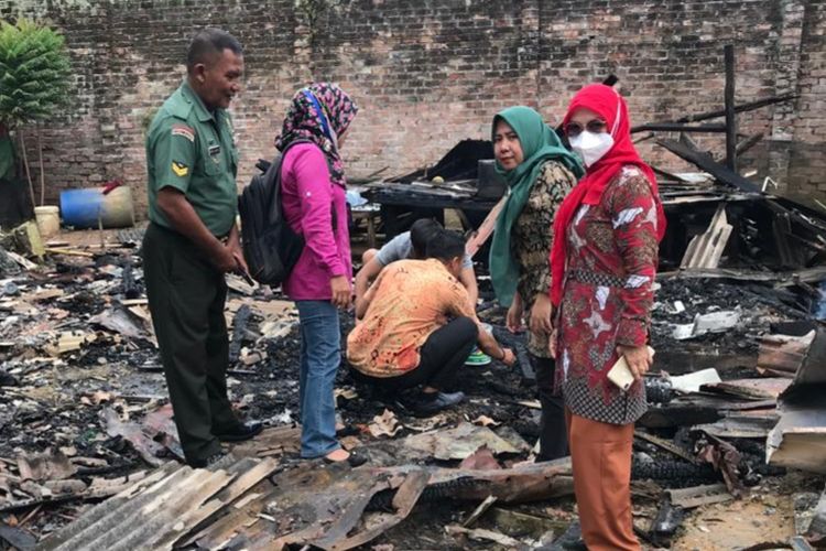 Sisa puing rumah yang ludes terbakar di Jalan Sriwijaya Pangkalpinang, Bangka Belitung, Kamis (3/11/2022).