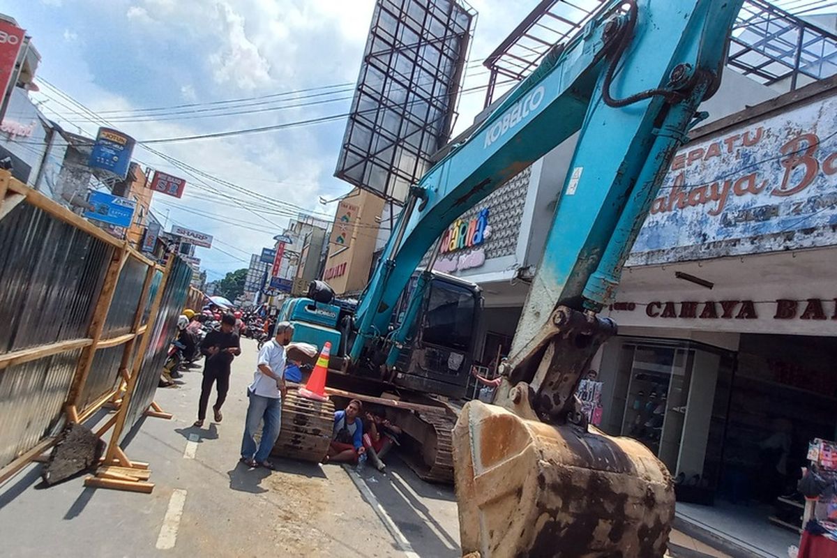 Pengerjaan proyek Maliboro Tasikmalaya yang dipaksakan tanpa sosialisasi sebelumnya ke warga dianggap mematikan roda perekonomian terus diprotes warga dan pedagang Jalan HZ Mustofa dan Cihideung Kota Tasikmalaya, Jawa Barat.