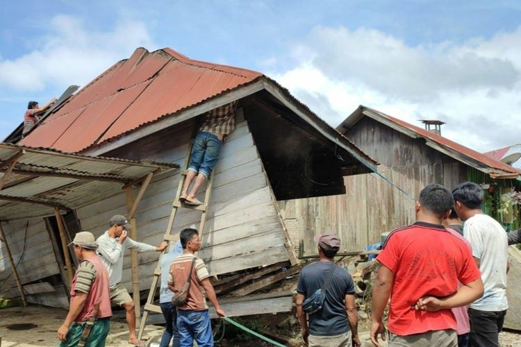 SUMUT 03032022 K160-19 Puting Beliung Rusak 4 Rumah 2 Desa Di Karo