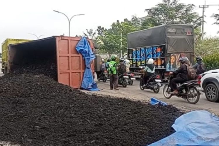 Truk batubara yang terguling di Jalan SM Amin, Kota Pekanbaru, Riau, Selasa (6/2/2024).