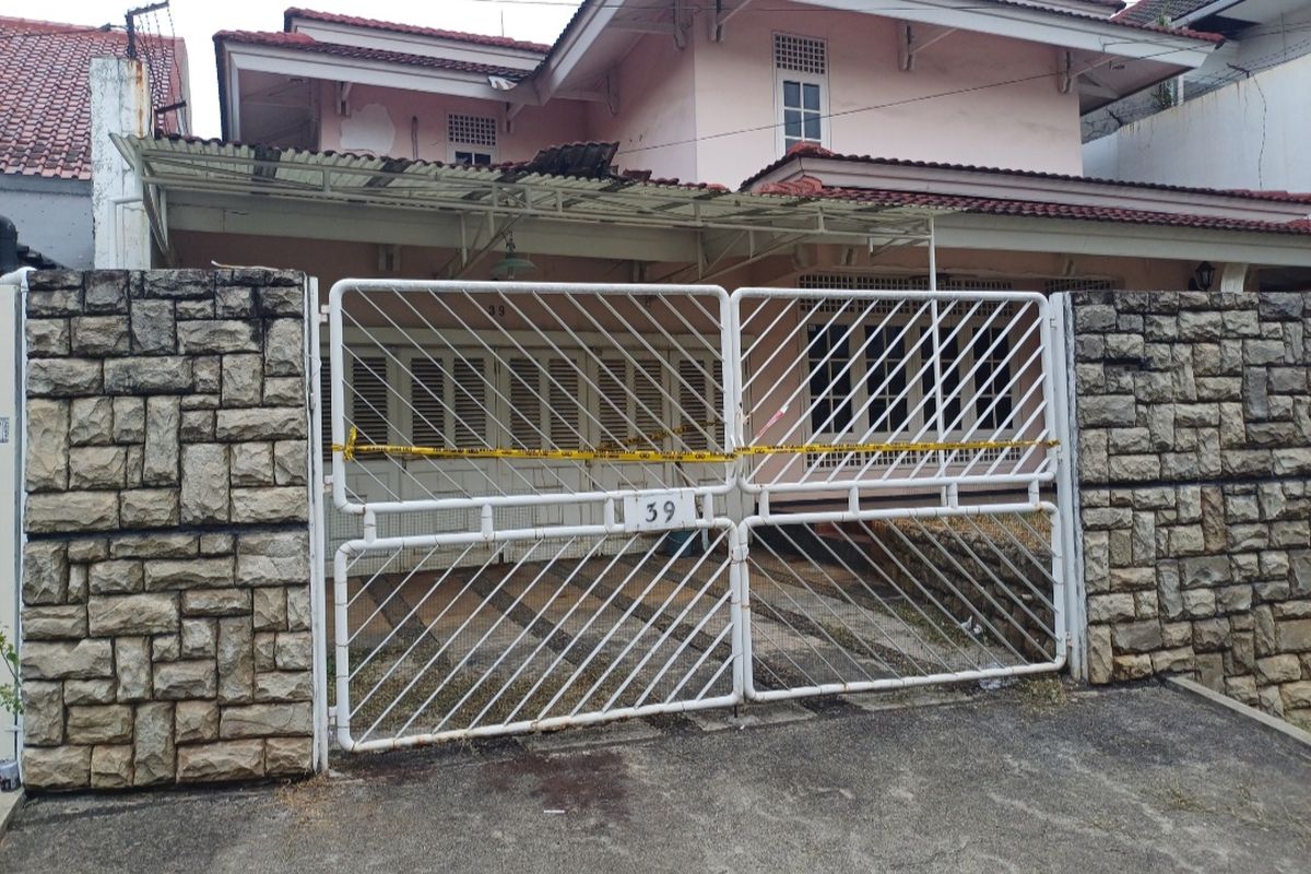 Rumah ibu-anak ditemukan tewas tinggal tulang di kediaman mereka, Perumahan Bukit Cinere Indah, Jalan Puncak Pesanggrahan 8 No.39, RT 01 RW 16, Kecamatan Cinere, Kota Depok, Jawa Barat.