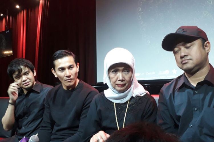 (Kiri ke kanan) Pasha Chrismansyah, Vino G Bastian, Damayanti Noor, dan Rizal Mantovani pada peluncuran poster dan trailer film Chrisye, di Hotel Fairmonth, Jakarta Pusat, Sabtu (19/9/2017).