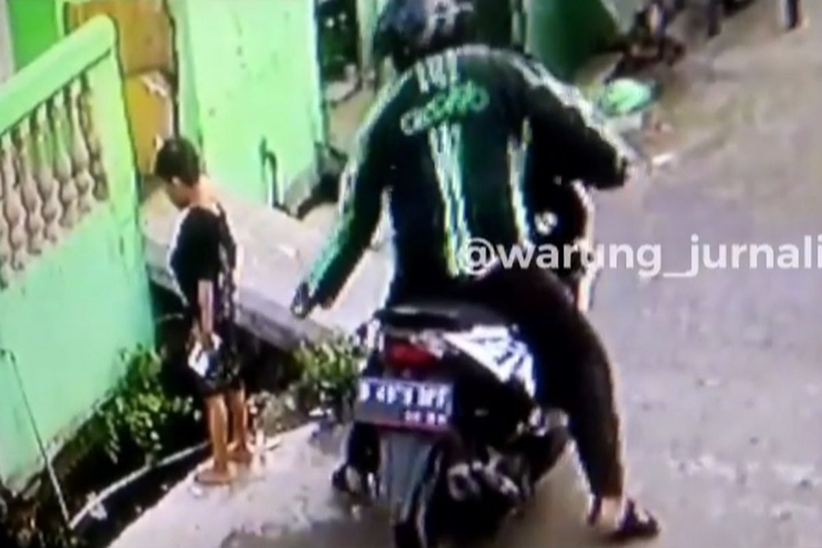 Seorang penjambret yang mengenakan jaket berlogo Grabike terekam CCTV menjambret seorang anak di Cengkareng, Jakarta Barat. 