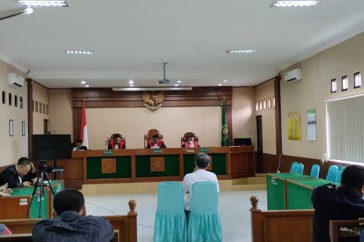 Proses pengadilan agenda vonis Bambang Tri, dalam kasus ujaran kebencian, penistaan agama dan ITE, di Pengadilan Negeri (PN) Kota Solo, Selasa (18/4/2023).