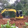 Alat Berat Keruk Tanah Longsor yang Tutupi Jalur Ciamis-Cirebon