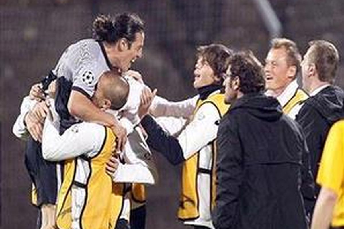 Gelandang Juventus, Mauro Camoranesi (kiri).