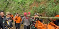 Saling Pegang Tangan hingga Detik Terakhir, Kisah Pilu 2 Wisatawan Tewas Tertimbun Longsor Curug Cileat