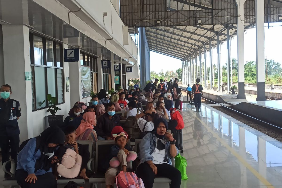 Para penumpang di Stasiun Ketapang Banyuwangi 