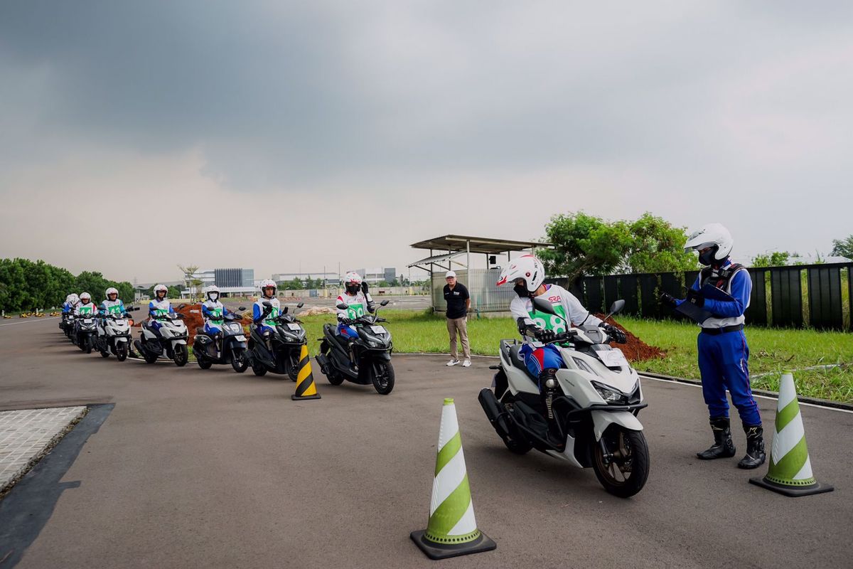 Yayasan Astra Honda Motor (Yayasan AHM) mengajak 45 duta safety riding dari lima sekolah binaan setingkat Sekolah Menengah Atas (SMA) untuk mengikuti Safety Riding Camp (SR Camp).