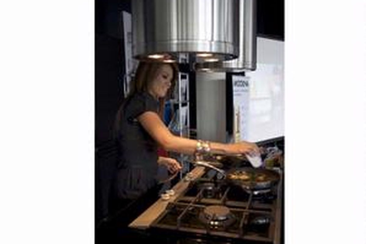 Farah Quinn melakukan demo masak saat peluncuran kompor terbaru built-in hob Modena, Alluminio dan Tecnica. 