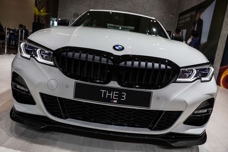 Mobil BMW 3 Series Sedan 330i M terlihat saat pameran IIMS Hybrid 2021 di JiExpo Kemayoran, Jakarta Utara, Selasa (20/4/2021). Pameran otomotif Indonesia International Motor Show (IIMS) Hybrid 2021 yang berlangsung pada 15-25 April itu digelar secara daring (online) dan kunjungan langsung dengan pembatasan kapasitas dan penerapan protokol kesehatan Covid-19.
