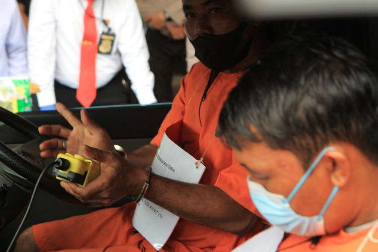 Dua tersangka kurir narkoba asal Aceh memperlihatkan tombol khusus untuk mengangkat bagian bak truk yang telah dimodifikasi untuk menyelipkan 16 kilogram sabu.