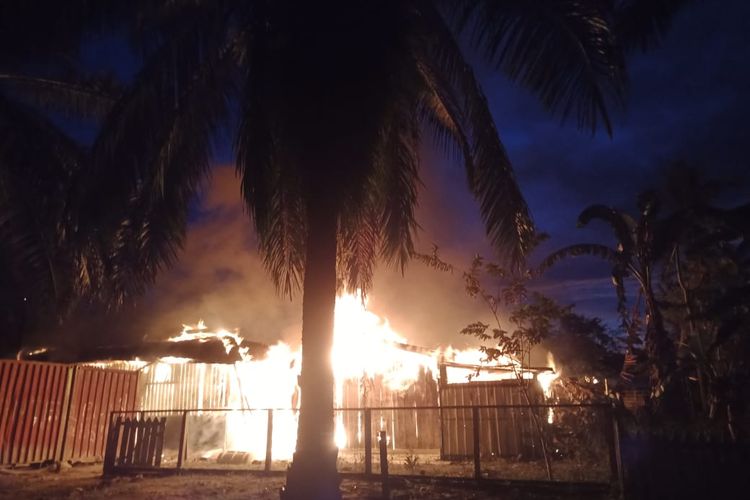 Pembakaran mes dilakukan MN seorang warga di Kampung Kayu Merah Distrik Teluk Etna Kaimana Papua Barat diduga tersulit api cemburu