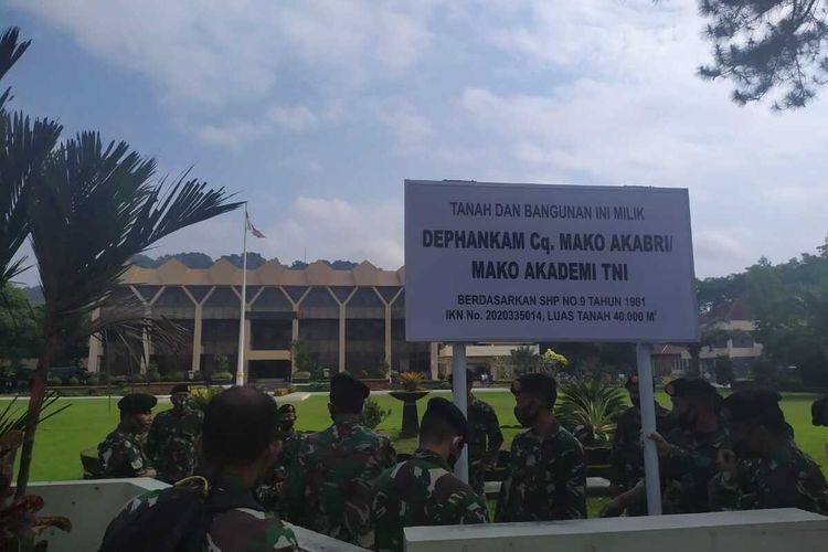 Puluhan anggota TNI mendatangi kantor Walikota Magelang, Jawa Tengah, Jumat (3/7/2020). Mereka memasang beberapa patok plang atau papan nama di area depan kantor tersebut. Papan itu bertuliskan Tanah dan Bangunan Ini Milik Dephankam Cq. Mako Akabri/Mako Akademi TNI, Berdasarkan SHP No.9 Tahun 1981, IKN No.2020335014, Luas Tanah 40.000 M2.